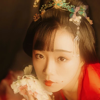 妖艷紅衣女生頭像，唯美古風(fēng)真人頭像