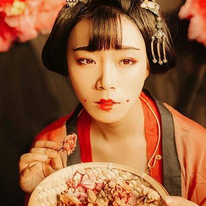 妖艷紅衣女生頭像，唯美古風(fēng)真人頭像