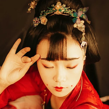 妖艷紅衣女生頭像，唯美古風(fēng)真人頭像