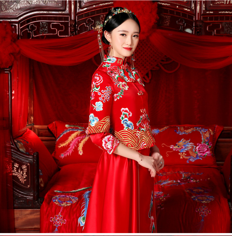 花團(tuán)錦簇中式禮服，新娘結(jié)婚禮服