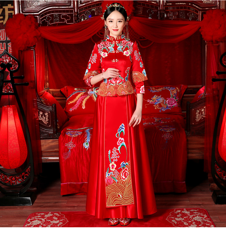 花團(tuán)錦簇中式禮服，新娘結(jié)婚禮服