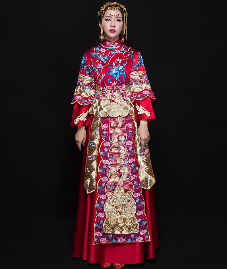 古典花紋刺繡中式禮服，新娘結(jié)婚禮服