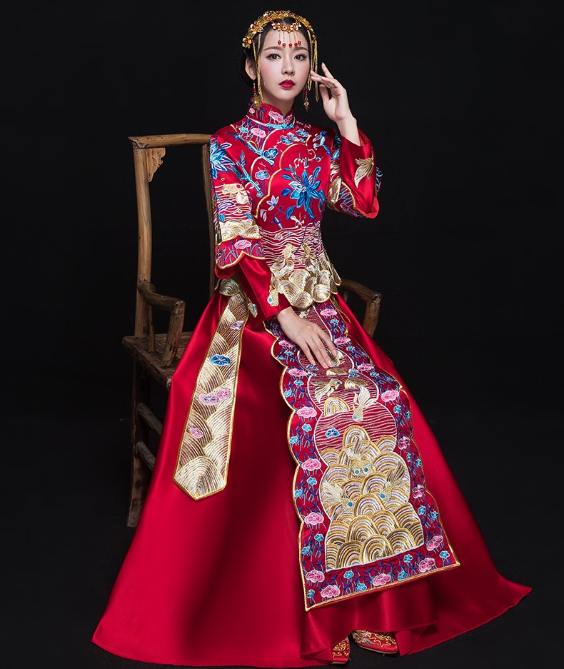 古典花紋刺繡中式禮服，新娘結(jié)婚禮服