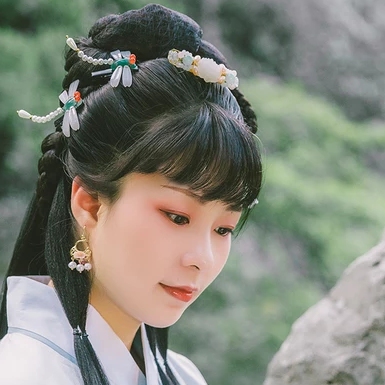 庭院帶團扇女生頭像，唯美古風真人頭像