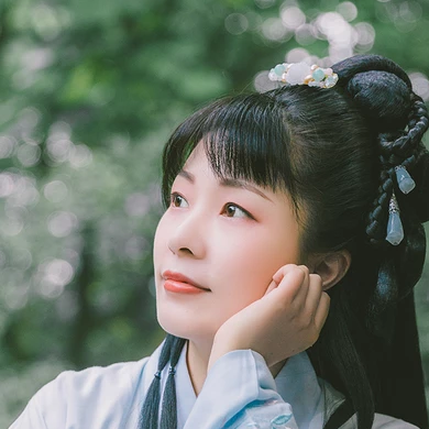 庭院帶團扇女生頭像，唯美古風真人頭像