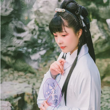 庭院帶團扇女生頭像，唯美古風真人頭像