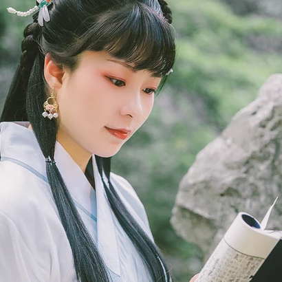 庭院帶團扇女生頭像，唯美古風真人頭像