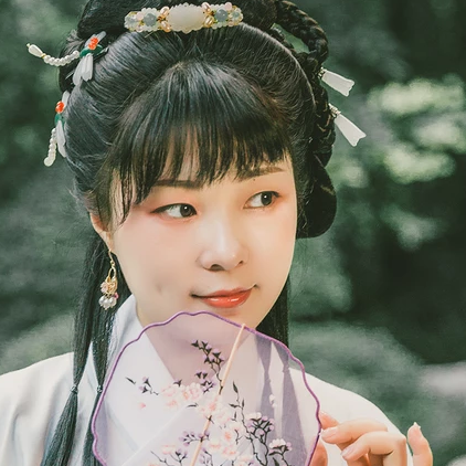 庭院帶團扇女生頭像，唯美古風真人頭像