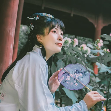 庭院帶團扇女生頭像，唯美古風真人頭像