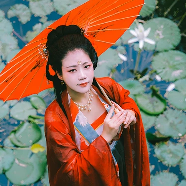蓮池邊帶紅傘紅衣女生頭像，唯美古風真人頭像