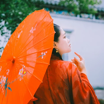 蓮池邊帶紅傘紅衣女生頭像，唯美古風真人頭像