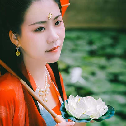 蓮池邊帶紅傘紅衣女生頭像，唯美古風真人頭像