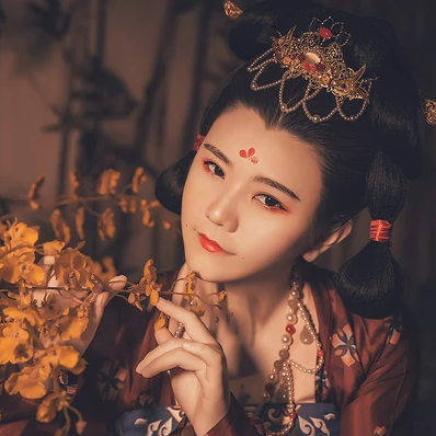 嬌艷帶團(tuán)扇紅衣女生頭像，唯美古風(fēng)真人頭像