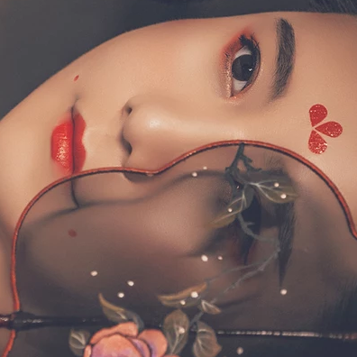 嬌艷帶團(tuán)扇紅衣女生頭像，唯美古風(fēng)真人頭像