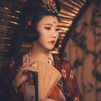 嬌艷帶團(tuán)扇紅衣女生頭像，唯美古風(fēng)真人頭像