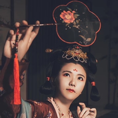 嬌艷帶團(tuán)扇紅衣女生頭像，唯美古風(fēng)真人頭像