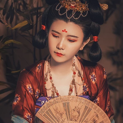 嬌艷帶團(tuán)扇紅衣女生頭像，唯美古風(fēng)真人頭像