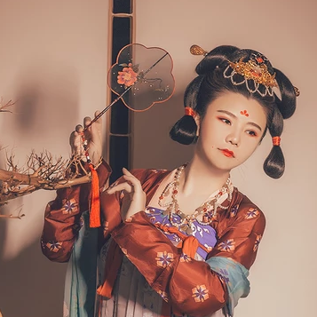 嬌艷帶團(tuán)扇紅衣女生頭像，唯美古風(fēng)真人頭像