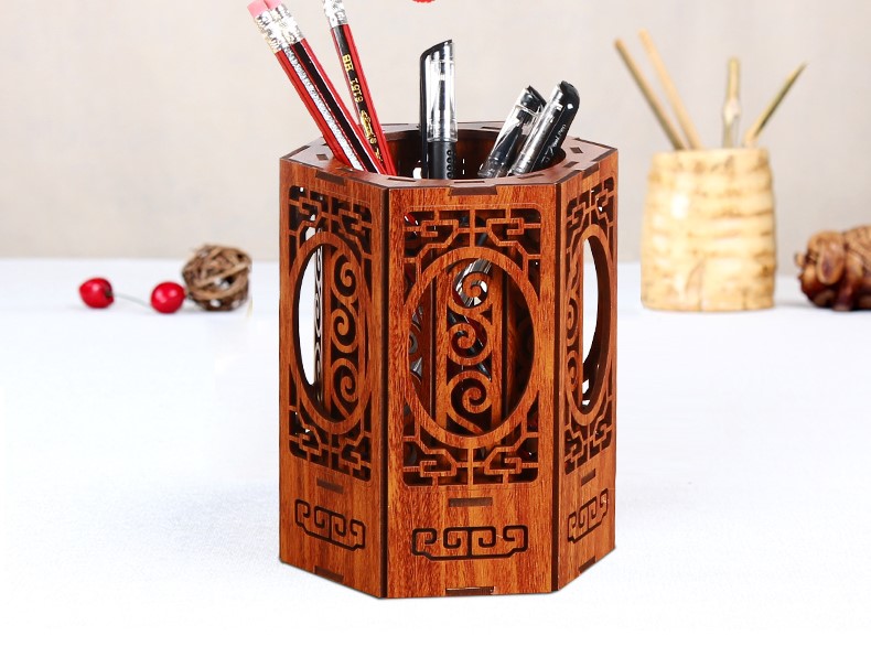 古典家佳樂文學(xué)鏤空花紋木質(zhì)筆筒