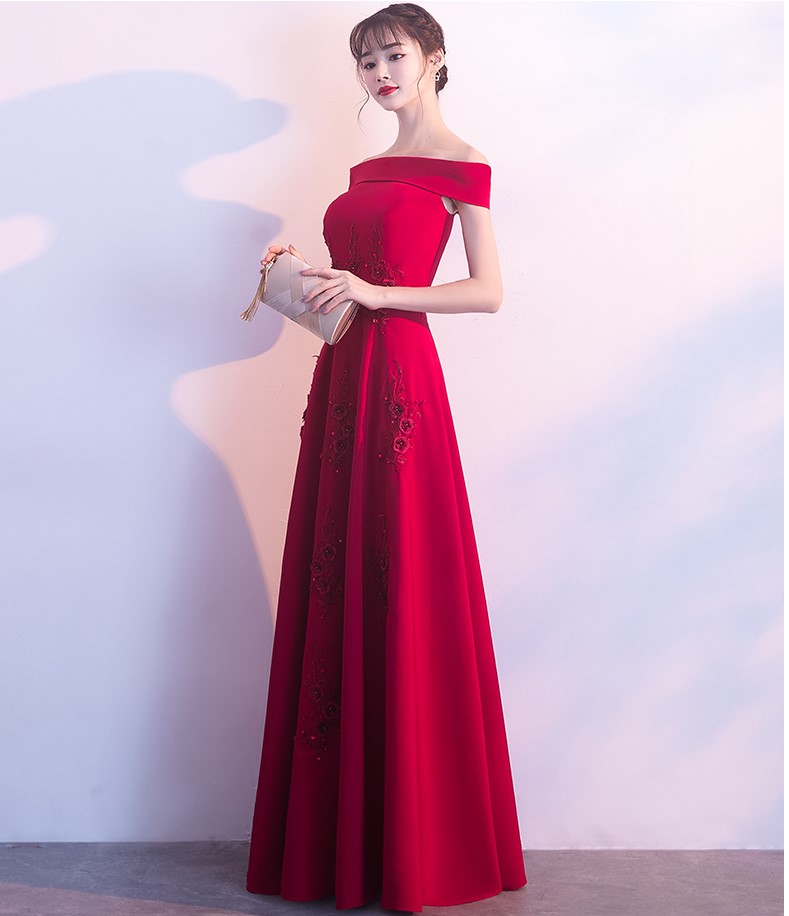 一字肩中式禮服，蕾絲花裝飾晚禮服