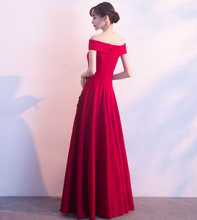 一字肩中式禮服，蕾絲花裝飾晚禮服