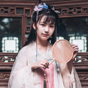 粉紅少女帶團扇頭像，唯美古風真人頭像