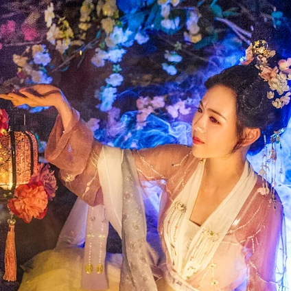 五彩星空提燈少女頭像，唯美古風(fēng)真人頭像