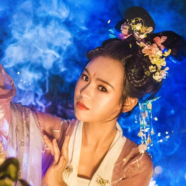 五彩星空提燈少女頭像，唯美古風(fēng)真人頭像