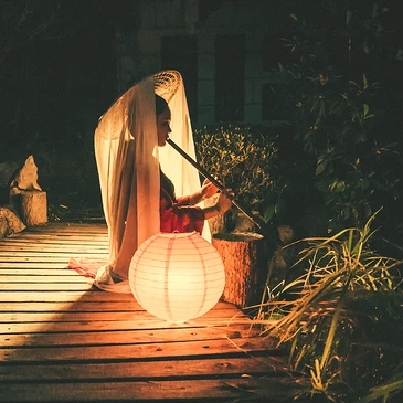 瀟灑霸氣紅衣帶折扇女生頭像，唯美古風真人頭