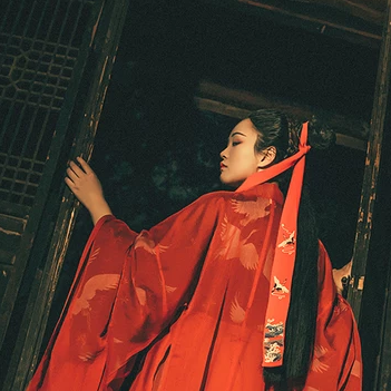 瀟灑霸氣紅衣帶折扇女生頭像，唯美古風真人頭