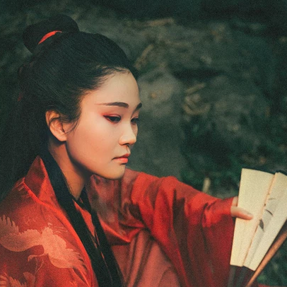 瀟灑霸氣紅衣帶折扇女生頭像，唯美古風真人頭