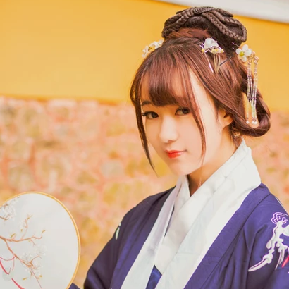 金黃銀杏帶團扇女生頭像，唯美古風真人頭像