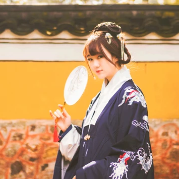 金黃銀杏帶團扇女生頭像，唯美古風真人頭像