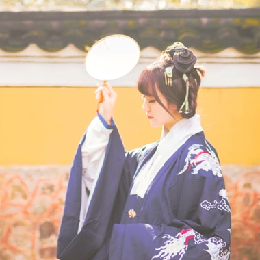 金黃銀杏帶團扇女生頭像，唯美古風真人頭像