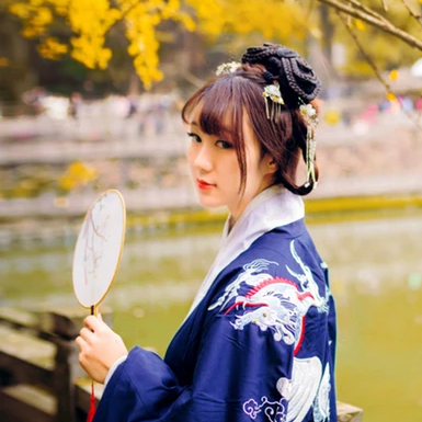 金黃銀杏帶團扇女生頭像，唯美古風真人頭像