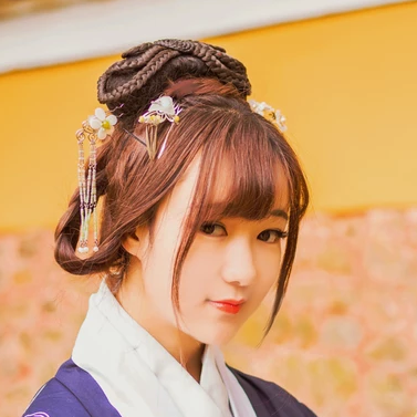 金黃銀杏帶團扇女生頭像，唯美古風真人頭像