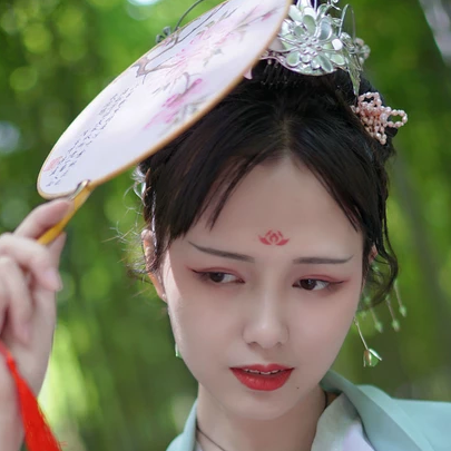 嬌艷帶團(tuán)扇女生頭像，唯美古風(fēng)真人頭像
