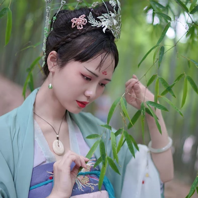 嬌艷帶團(tuán)扇女生頭像，唯美古風(fēng)真人頭像