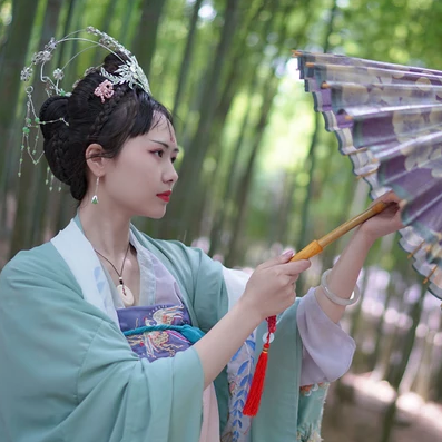 嬌艷帶團(tuán)扇女生頭像，唯美古風(fēng)真人頭像