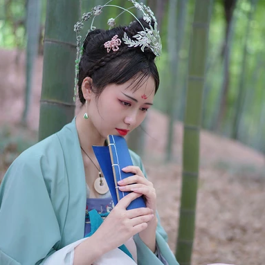 嬌艷帶團(tuán)扇女生頭像，唯美古風(fēng)真人頭像