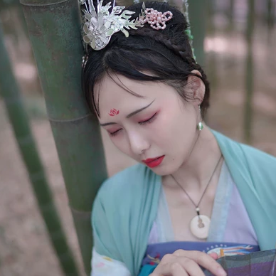 嬌艷帶團(tuán)扇女生頭像，唯美古風(fēng)真人頭像