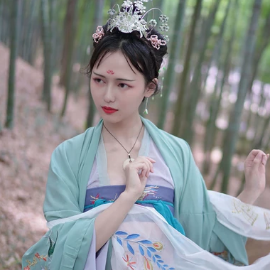 嬌艷帶團(tuán)扇女生頭像，唯美古風(fēng)真人頭像