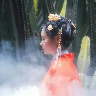 紅衣仙鶴帶傘女生頭像，唯美古風(fēng)真人頭像