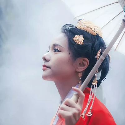 紅衣仙鶴帶傘女生頭像，唯美古風(fēng)真人頭像