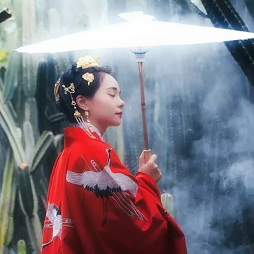 紅衣仙鶴帶傘女生頭像，唯美古風(fēng)真人頭像