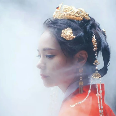 紅衣仙鶴帶傘女生頭像，唯美古風(fēng)真人頭像