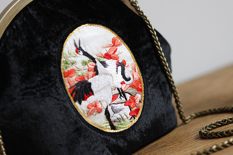復古仙鶴刺繡斜跨包，唯美黑色絲絨手工包