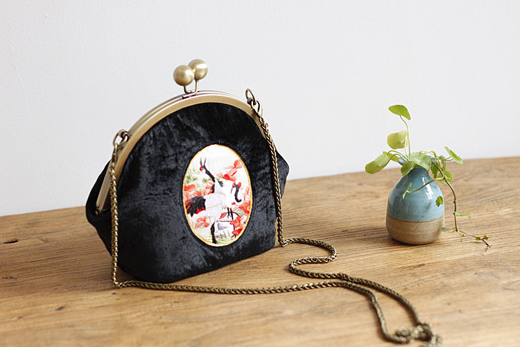 復古仙鶴刺繡斜跨包，唯美黑色絲絨手工包