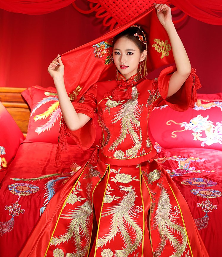 中式傳統(tǒng)新娘禮服，金絲刺繡中式禮服