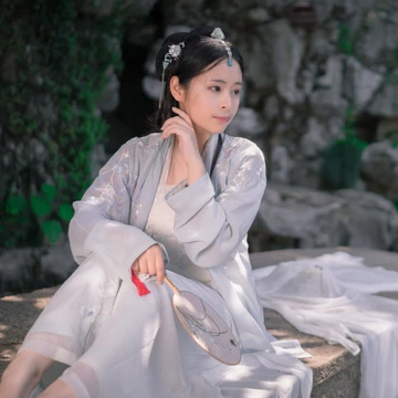 淡雅帶傘團(tuán)扇女生頭像，唯美古風(fēng)真人頭像